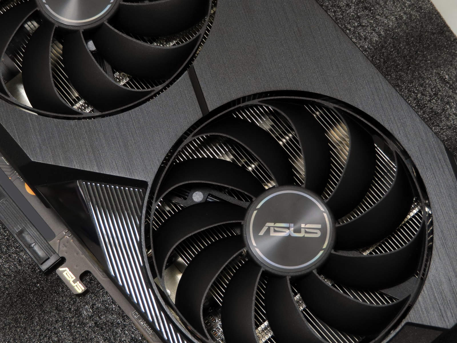 ASUS AMD Radeon RX 6600 XT 顯示卡實拍
